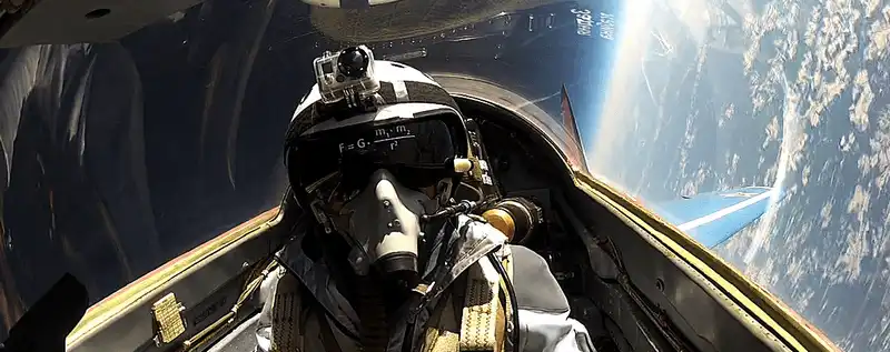 wanderlust tips tour du lich cho khach lai may bay chien dau voi van toc sieu thanh 4