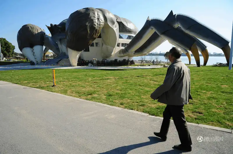 wanderlust tips trung quoc xuat hien toa nha hinh cua khong lo trong y nhu 6