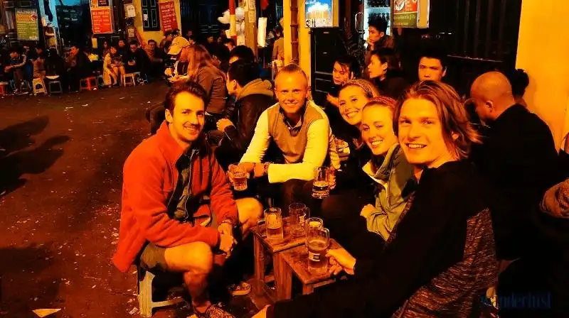 wanderlust tips 6 con pho Ha Noi nhac den la them 33