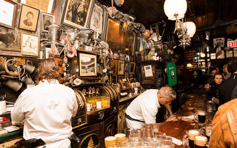 Quán bar tại New York chỉ phục vụ 2 loại bia và không tiếp khách nữ 5 wanderlust tips quan bar noi tieng chi phuc vu 2 loai bia va khong tiep khach nu 0