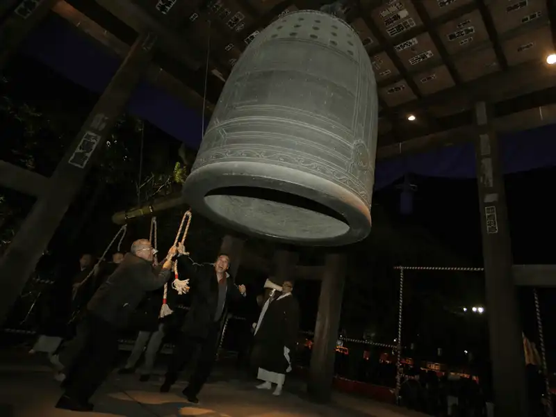 wanderlust tips 19 phong tuc don nam moi day thu vi cua cac quoc gia tren the gioi 11