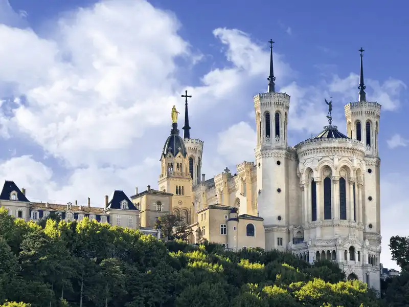 wanderlust tips 20 nha tho co kien truc doc dao va trang le nhat chau au 12