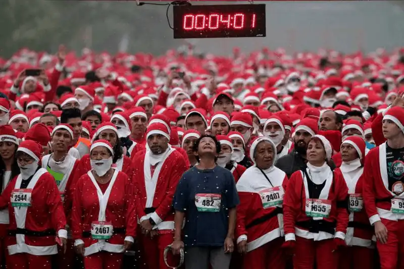 wanderlust tips 28 hinh anh thu vi ve cach cac ong gia noel chao don giang sinh tren khap gioi 13