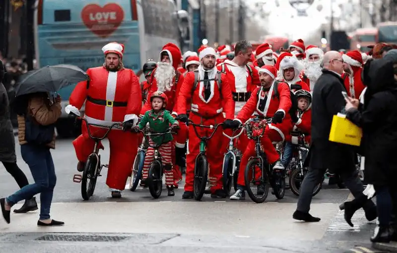 wanderlust tips 28 hinh anh thu vi ve cach cac ong gia noel chao don giang sinh tren khap gioi 23