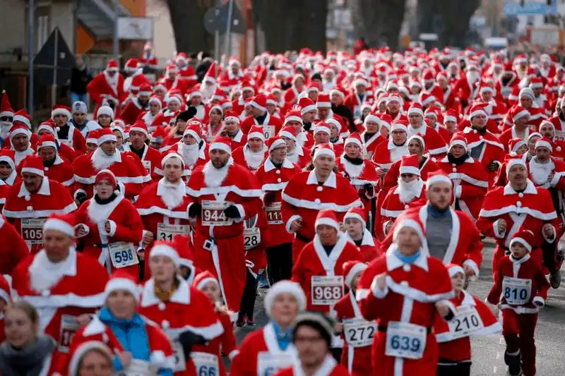 wanderlust tips 28 hinh anh thu vi ve cach cac ong gia noel chao don giang sinh tren khap gioi 24