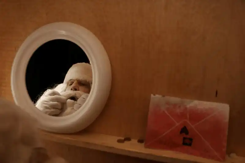 wanderlust tips 28 hinh anh thu vi ve cach cac ong gia noel chao don giang sinh tren khap gioi 6