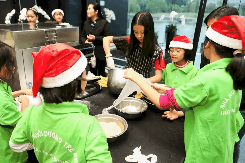 Lễ thắp sáng cây thông Noel đầy mới lạ tại JW Marriott Hanoi 8 wanderlust tips Le thap sang cay thong Noel day moi la tai JW Marriott Hanoi1