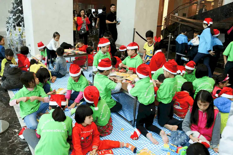 Lễ thắp sáng cây thông Noel đầy mới lạ tại JW Marriott Hanoi 7 wanderlust tips Le thap sang cay thong Noel day moi la tai JW Marriott Hanoi3
