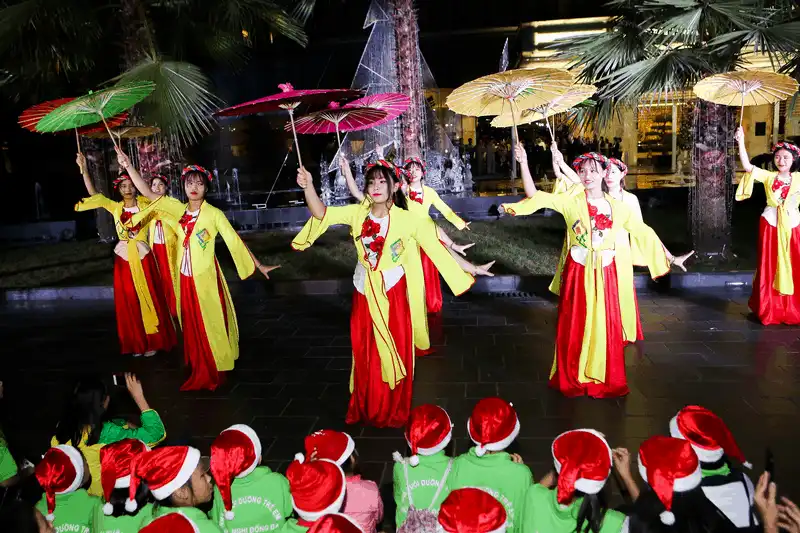 Lễ thắp sáng cây thông Noel đầy mới lạ tại JW Marriott Hanoi 9 wanderlust tips Le thap sang cay thong Noel day moi la tai JW Marriott Hanoi4