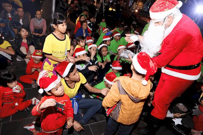 Lễ thắp sáng cây thông Noel đầy mới lạ tại JW Marriott Hanoi 10 wanderlust tips Le thap sang cay thong Noel day moi la tai JW Marriott Hanoi6