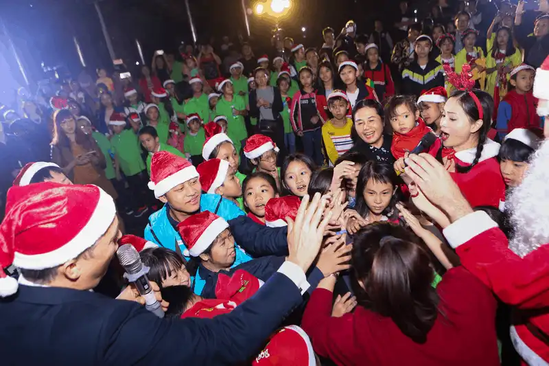 Lễ thắp sáng cây thông Noel đầy mới lạ tại JW Marriott Hanoi 11 wanderlust tips Le thap sang cay thong Noel day moi la tai JW Marriott Hanoi9