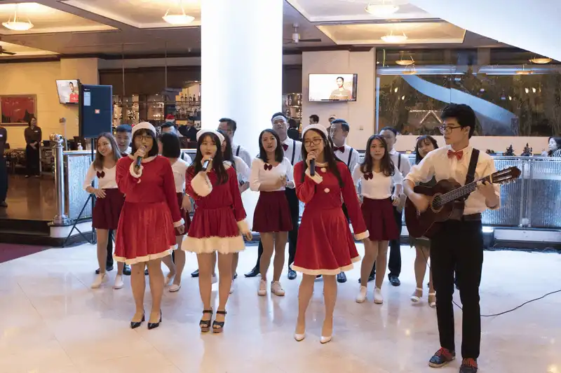 Ấm áp lễ thắp sáng Giáng sinh tại khách sạn Fortuna Hà Nội 12 wanderlust tips am ap le hoi thap sang giang sinh tai khach san fortuna ha noi 8