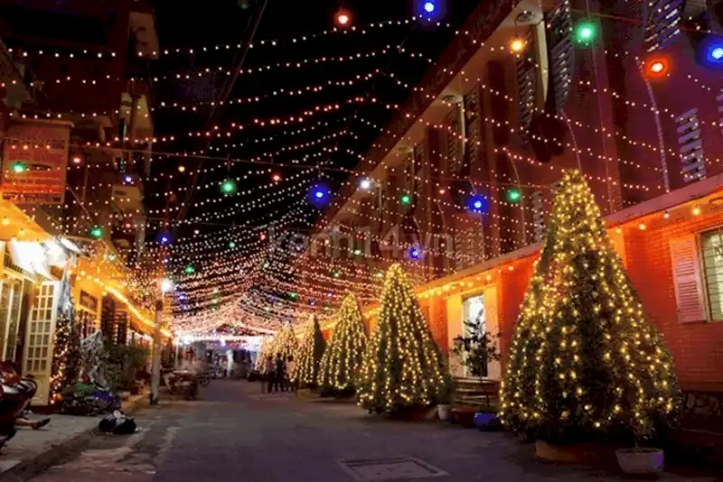 wanderlust tips goi y 7 dia diem don giang sinh o tp hcm 4