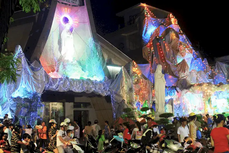 wanderlust tips goi y 7 dia diem don giang sinh o tp hcm 5