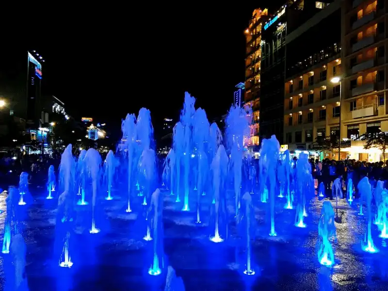 wanderlust tips goi y 7 dia diem don giang sinh o tp hcm 6