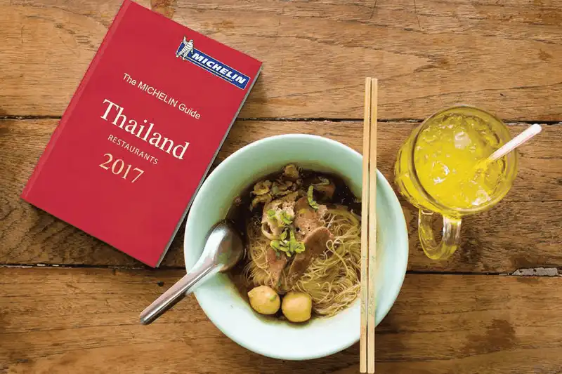 Raan Jay Fai - quán ăn đường phố Thái Lan đoạt sao Michelin 5 wanderlust tips raan jay fai quan duong pho thai lan doat sao michelin 1 1
