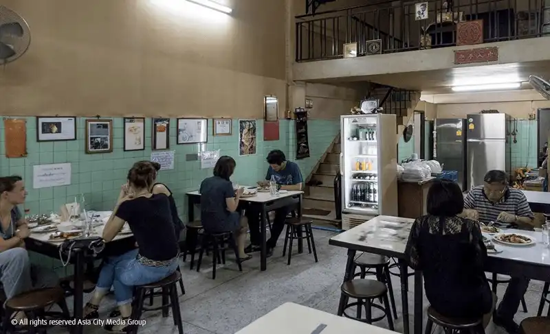 Raan Jay Fai - quán ăn đường phố Thái Lan đoạt sao Michelin 7 wanderlust tips raan jay fai quan duong pho thai lan doat sao michelin 2