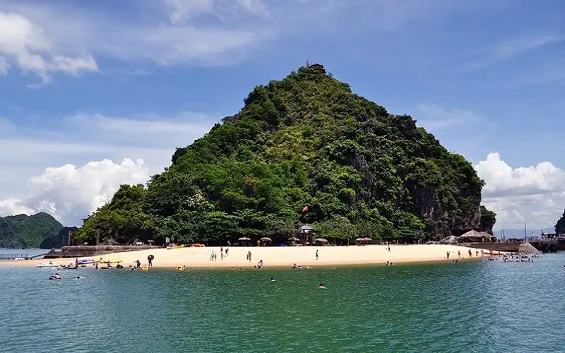 wanderlust tips tau du lich cho hang chuc khach bi chim tren vinh ha long
