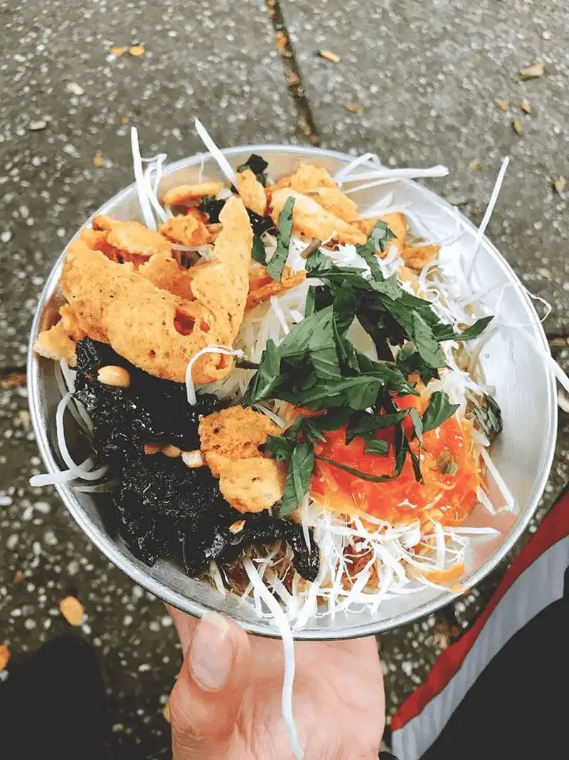 wanderlust tips theo chan ly phuong chau thuong thuc 3 mon duong pho o sai gon 6