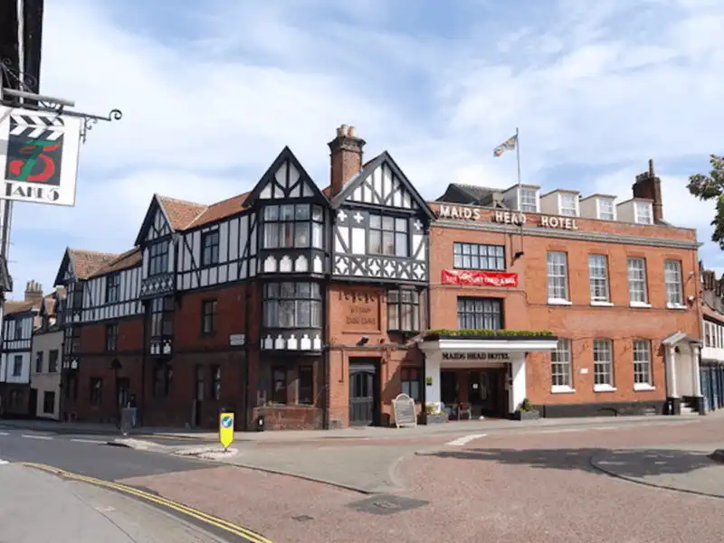 wanderlust tips top 10 khach san lau doi nhat the gioi 3