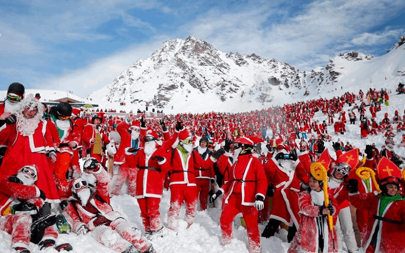 22 hình ảnh thú vị về cách các ông già Noel chào đón Giáng sinh trên khắp thế giới