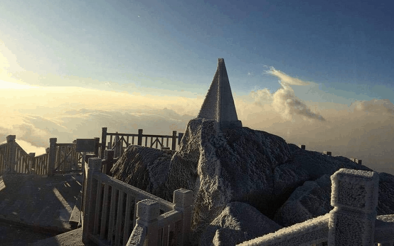 Nhiệt độ giảm sâu, đỉnh Fansipan phủ trắng băng tuyết