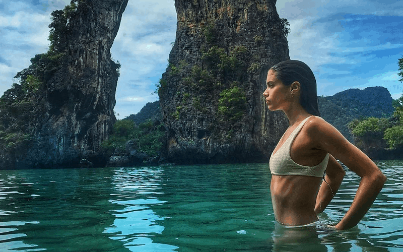 “Thiên thần” Victoria’s Secret khoe hình thể đáng mơ ước bên bờ biển Thái Lan