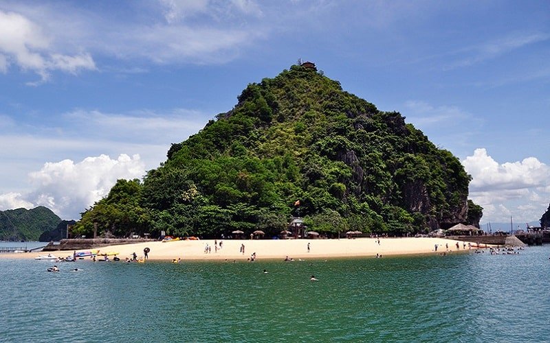 Tàu du lịch chở hàng chục khách bị chìm trên Vịnh Hạ Long