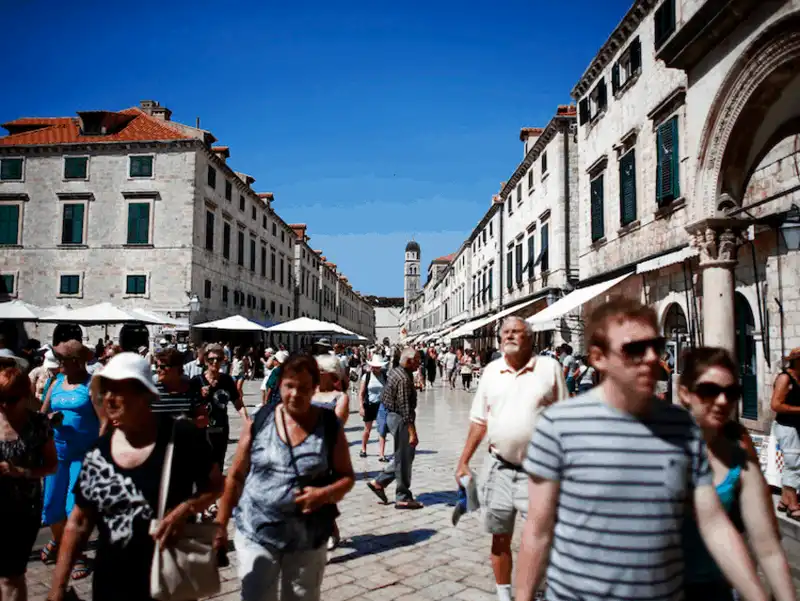 wanderlust tips 10 thanh pho dang bi huy hoai boi luong khach du lich qua tai 2