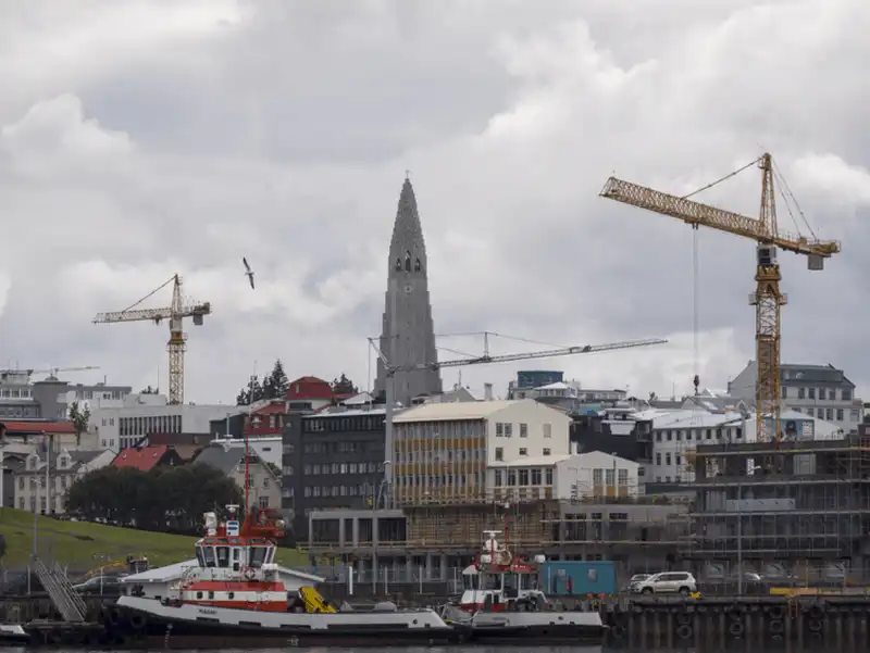 wanderlust tips 10 thanh pho dang bi huy hoai boi luong khach du lich qua tai 3