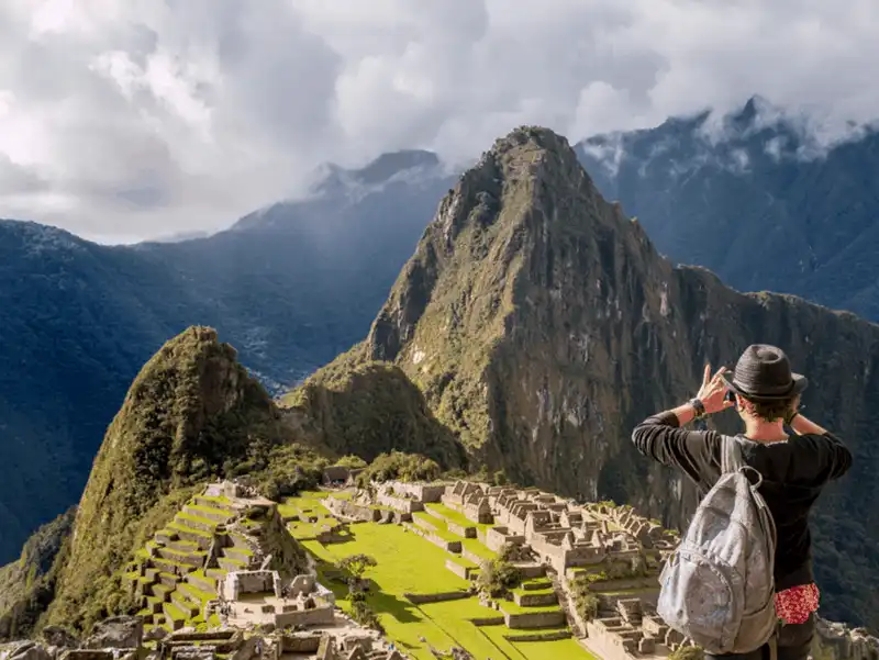 wanderlust tips 10 thanh pho dang bi huy hoai boi luong khach du lich qua tai 7