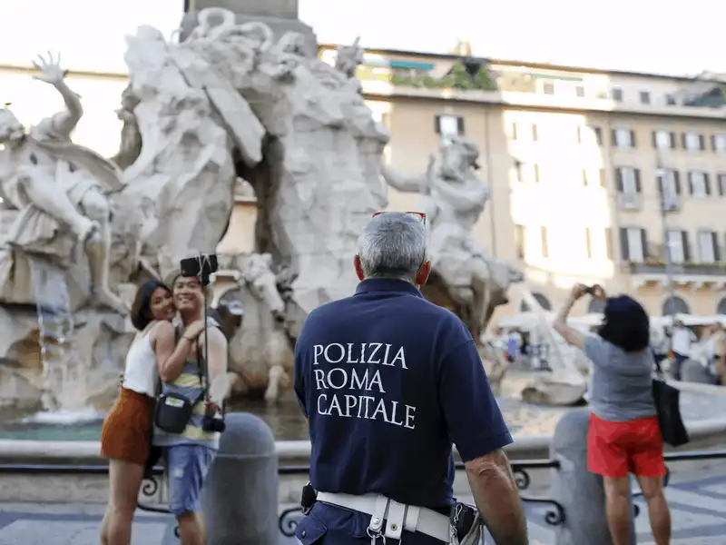 wanderlust tips 10 thanh pho dang bi huy hoai boi luong khach du lich qua tai 9