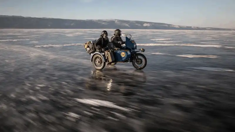 Chạy xe gắn máy trên băng ở Nga