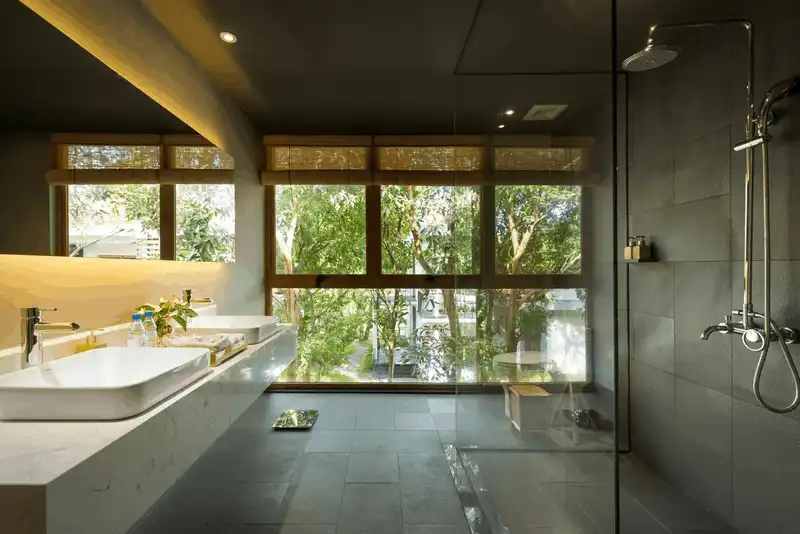 Phòng tắm với tầm nhìn xanh mát bên ngoài