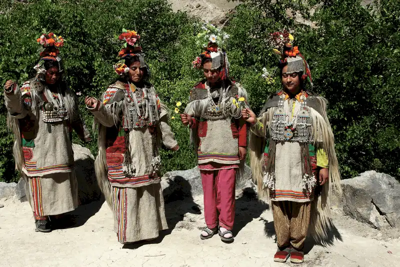 wanderlust tips bo toc tren dinh himalaya noi dan ong duoc tu trao doi vo voi nguoi khac 7