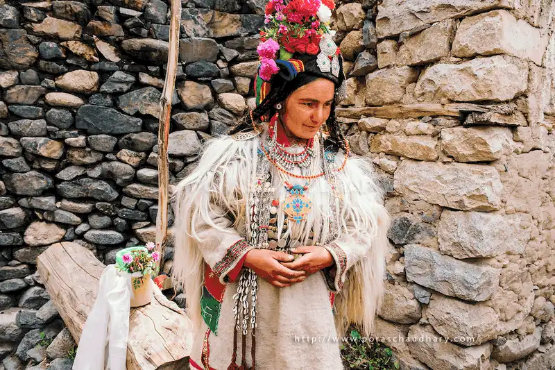 wanderlust tips bo toc tren dinh himalaya noi dan ong duoc tu trao doi vo voi nguoi khac 8