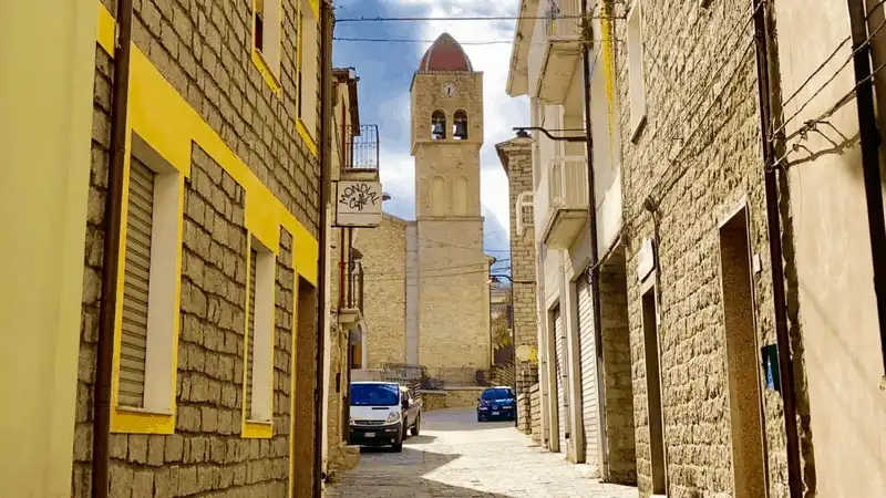 wanderlust tips den thi tran ven bien italy mua nha voi gia 1usd 8