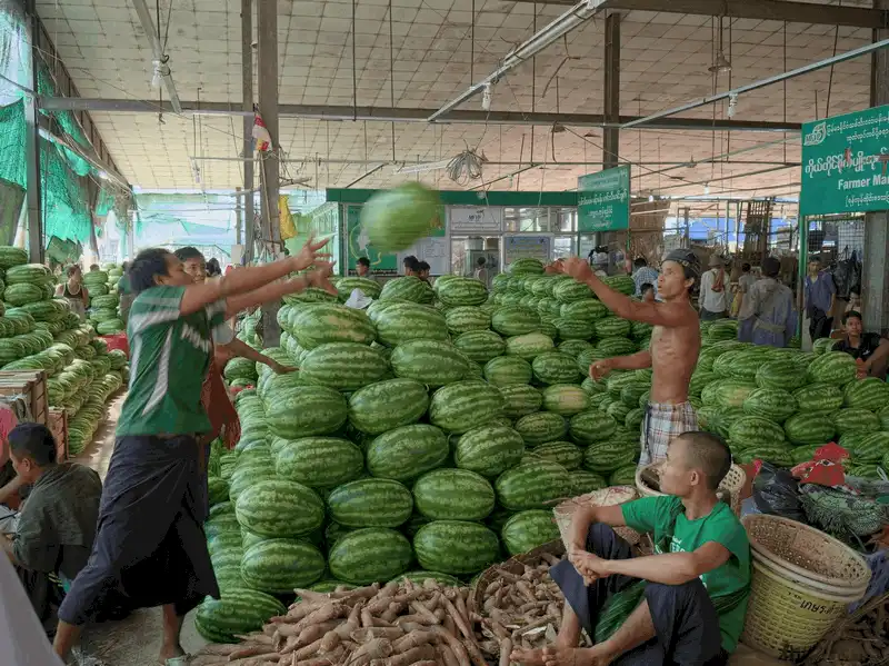 wanderlust tips ghe tham 5 khu cho day mau sac nhat o yangon myanmar 10