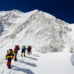 wanderlust tips nepal ra quy dinh cam du khach leo nui mot minh len dinh everest 1