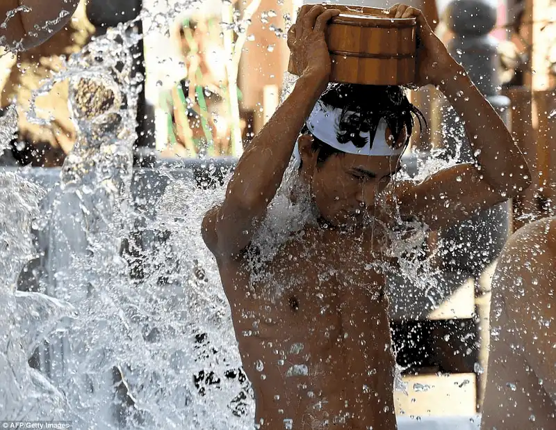 wanderlust tips nguoi nhat hao hung voi le hoi tam nuoc lanh giua thoi tiet 1