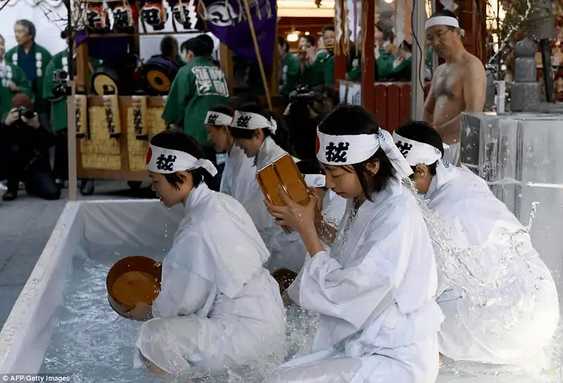 wanderlust tips nguoi nhat hao hung voi le hoi tam nuoc lanh giua thoi tiet 4