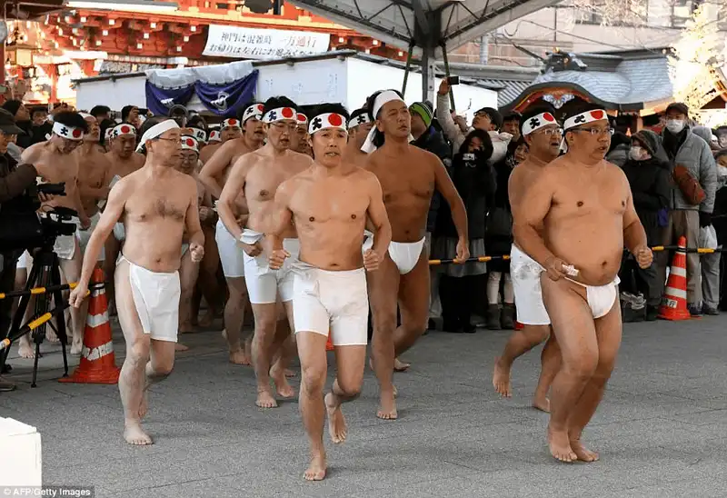 wanderlust tips nguoi nhat hao hung voi le hoi tam nuoc lanh giua thoi tiet 5