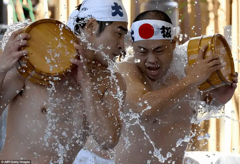 wanderlust tips nguoi nhat hao hung voi le hoi tam nuoc lanh giua thoi tiet 8