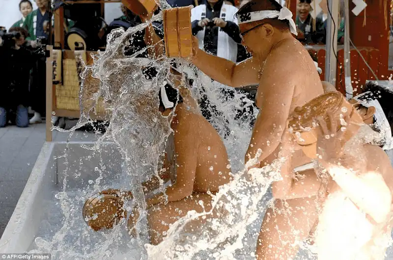 wanderlust tips nguoi nhat hao hung voi le hoi tam nuoc lanh giua thoi tiet 9