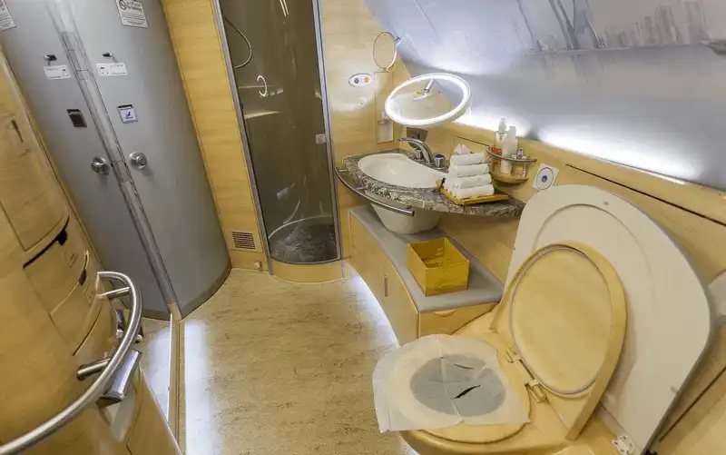 Những điều bạn chưa biết về nhà vệ sinh trên máy bay 7 wanderlust tips nhung dieu ban chua biet ve phong ve sinh tren may bay 3