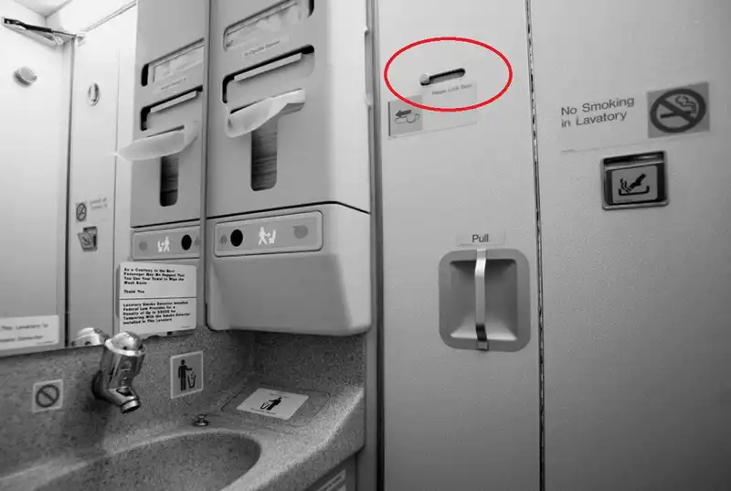 Những điều cần biết khi sử dụng nhà vệ sinh trên máy bay 6 wanderlust tips nhung dieu can biet khi su dung nha ve sinh tren may bay 4