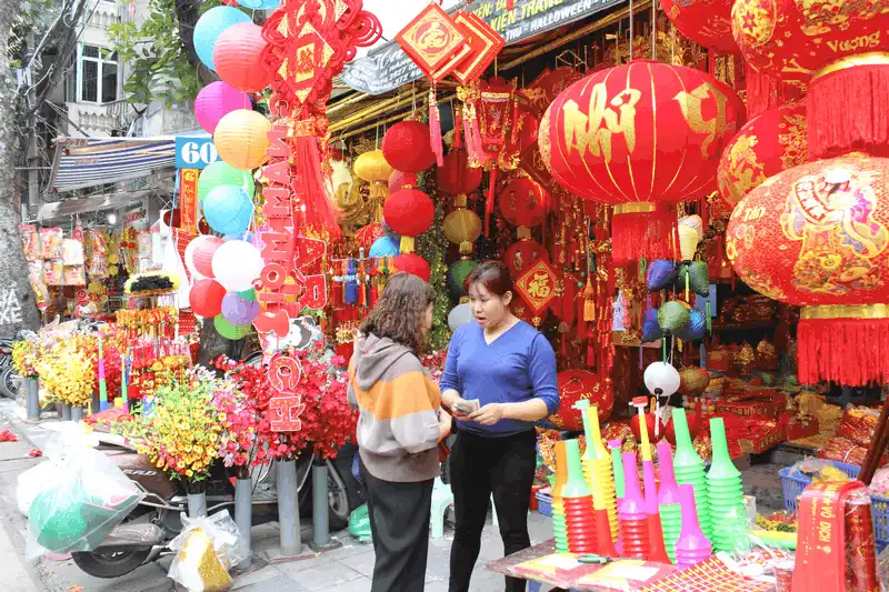 wanderlust tips pho hang ma ron rang trong nhung ngay cuoi nam san sang don tet 10