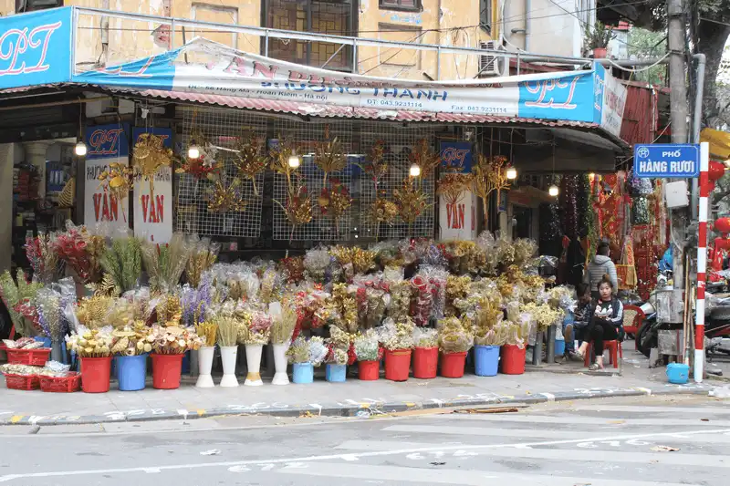 wanderlust tips pho hang ma ron rang trong nhung ngay cuoi nam san sang don tet 11