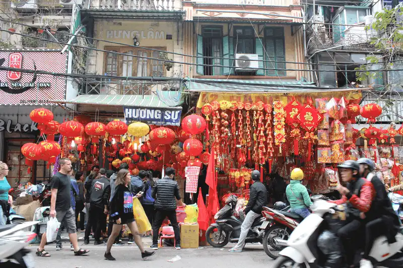 wanderlust tips pho hang ma ron rang trong nhung ngay cuoi nam san sang don tet 12