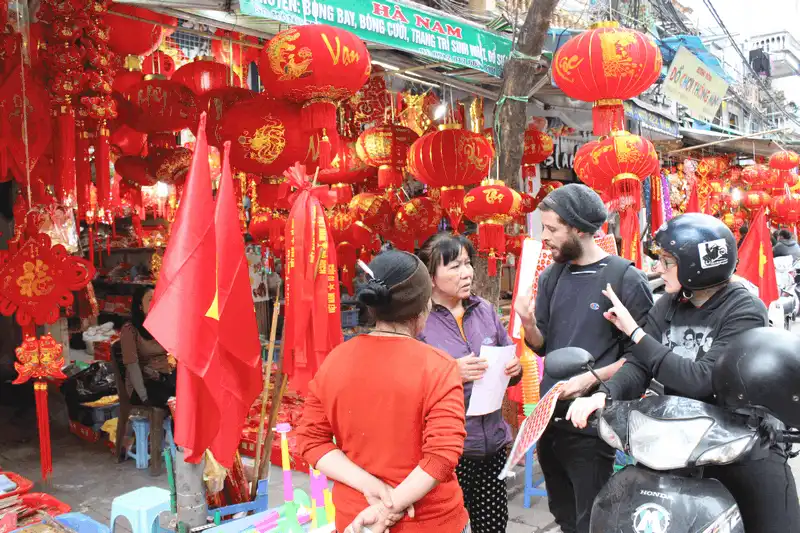 wanderlust tips pho hang ma ron rang trong nhung ngay cuoi nam san sang don tet 13